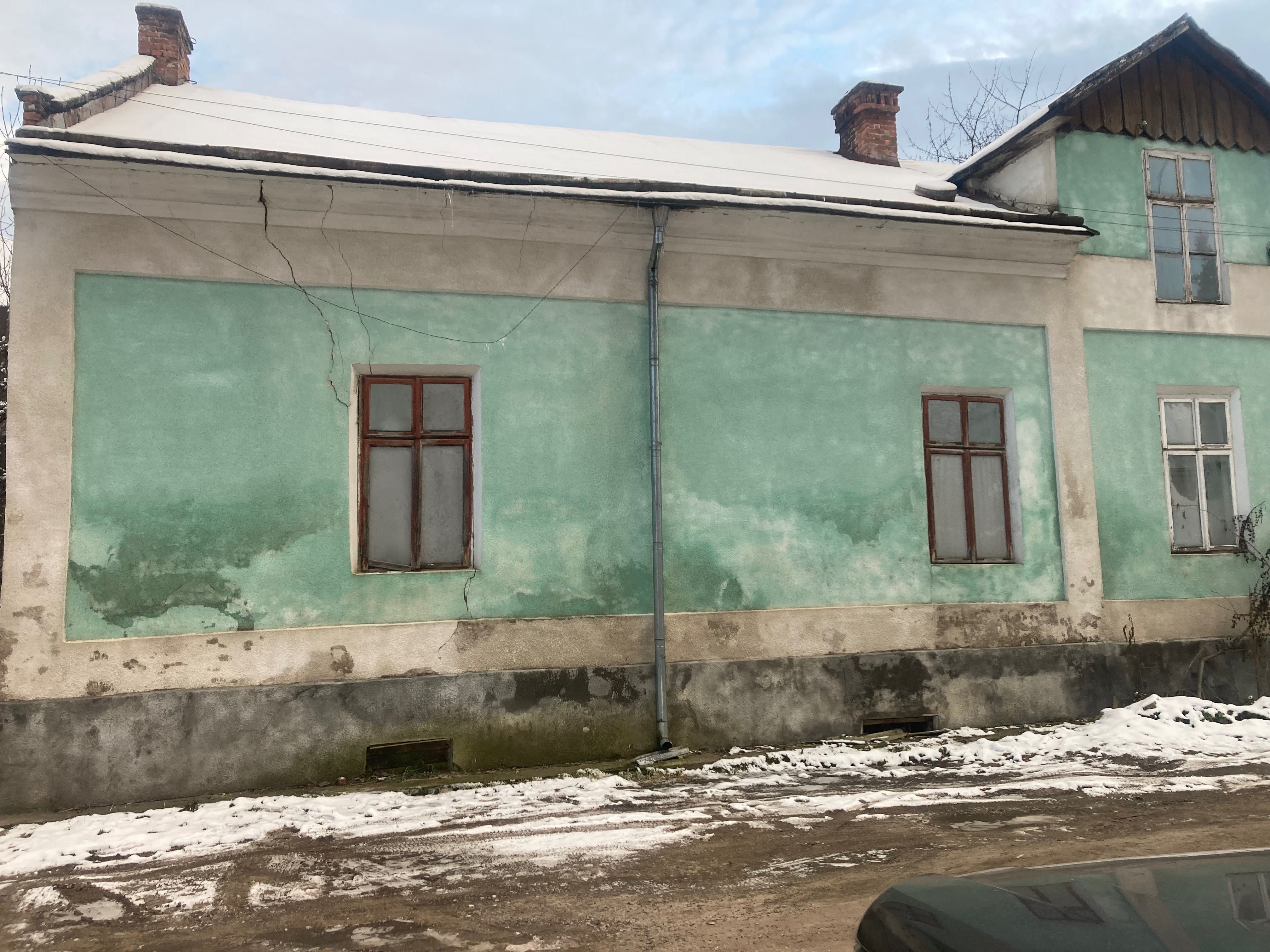 Продаж 1/2 будинку + приватизована земельна ділянка в центрі міста
