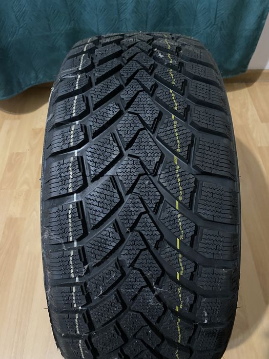Opona zimowa 225/45 R17 (NOWA)