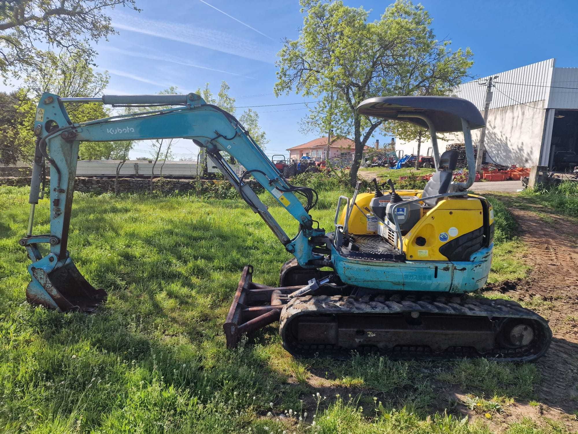 Giratória / Escavadora Kubota U-40 - 4 Toneladas