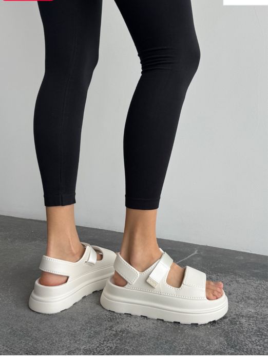 Босоніжки жіночі на платформі