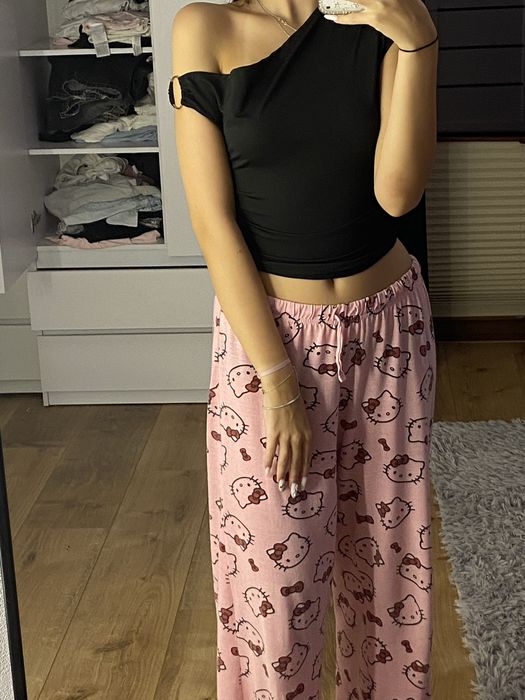 czarny top na jedno ramie