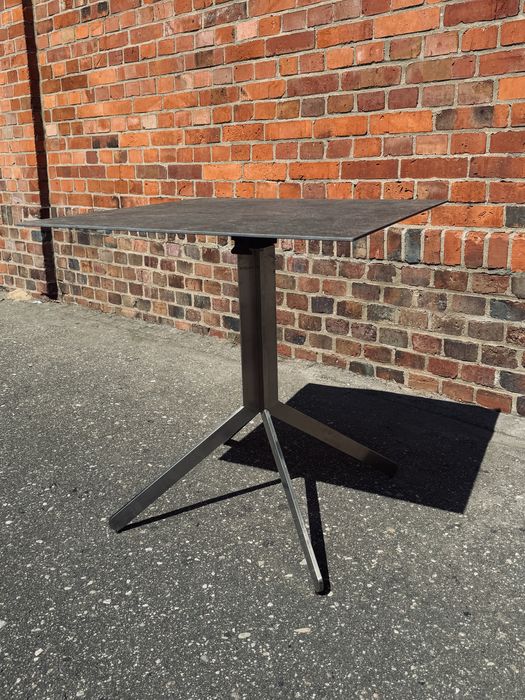 Składany,ceramiczny stolik renomowanej markiSOLPURI z serii Yix,design