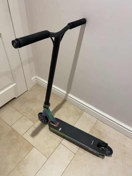 Hulajnoga wyczynowa NKD Fuel V4 rainbow/oil slick