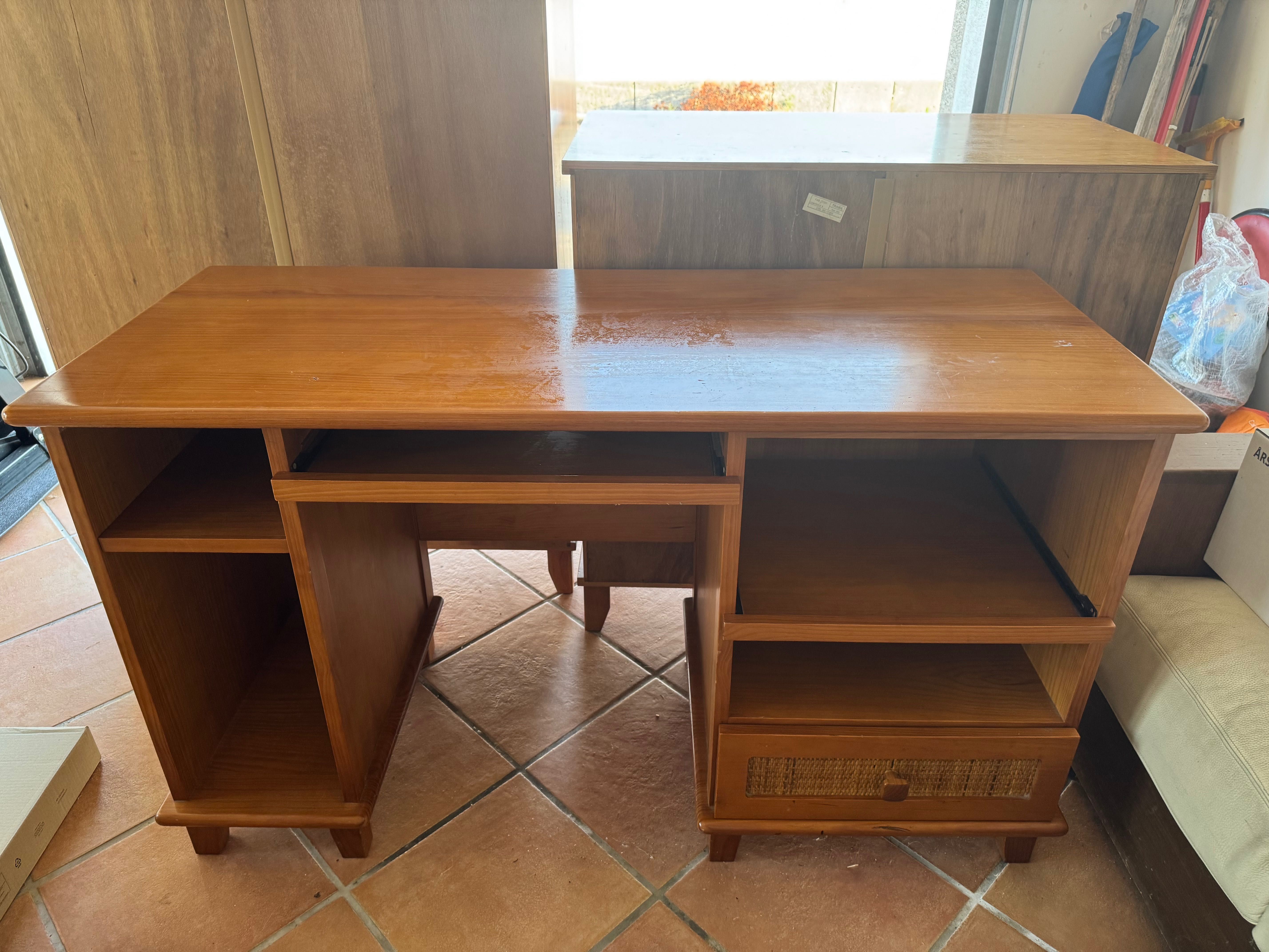 Mobília quarto em madeira de Pinho maciça