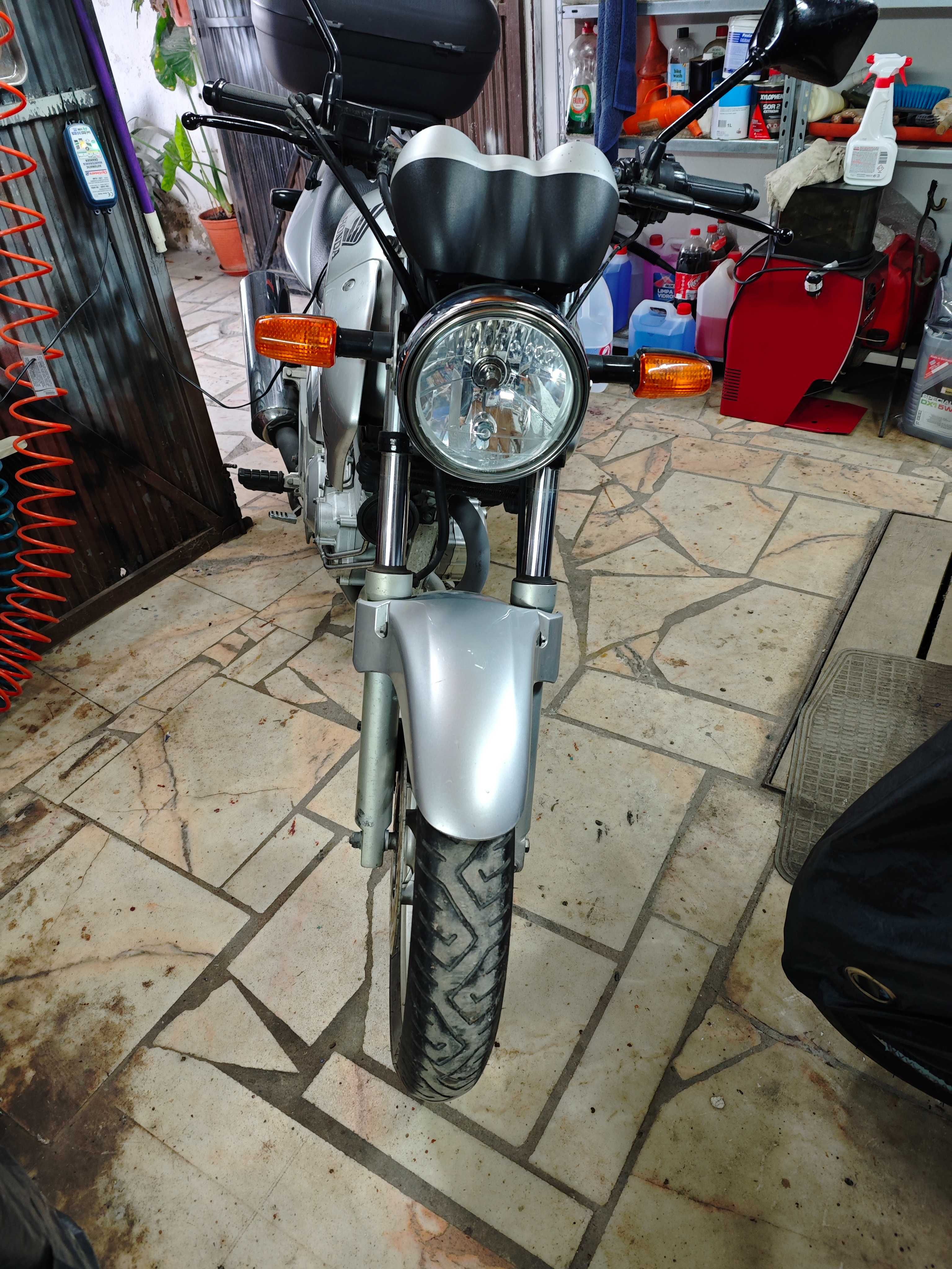 Honda CBF 250cc de Dezembro de 2005 em muito bom estado