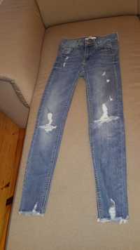 Spodnie jeans dziewczęce z przetarciami firmy Pull&Bear rozmiar 32