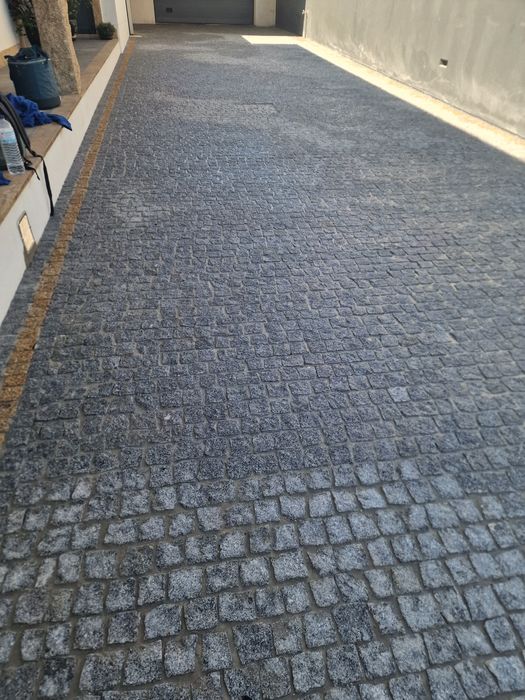 Pavimentações em calçada  (granito) natural