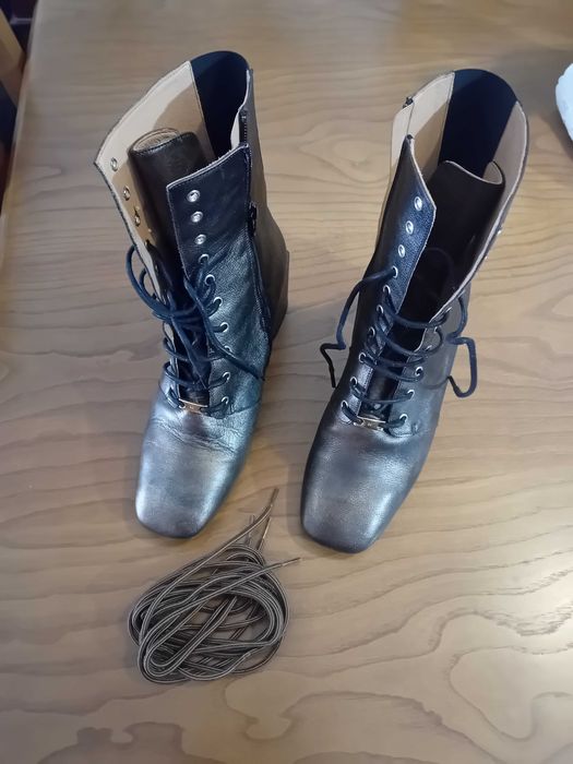 Botas em pele castanhas com atacadores e feixe lateral