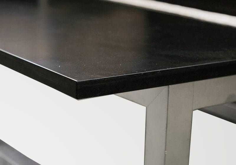 Mesa de frente sofá com pé em aço inox, tampo de madeira