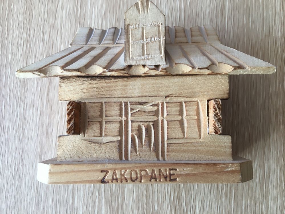 Domek z drewna rzezba zakopane