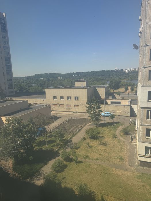 Продаж великої трикімнатної квартири на Дніпровській Набережній, 11
