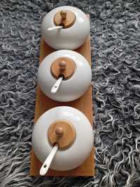 Nowe porcelanowe pojemniki na drewnianej tacy