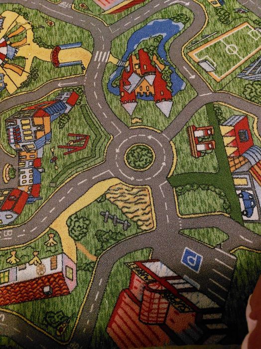 Яскравий килим в дитячу кімнату.