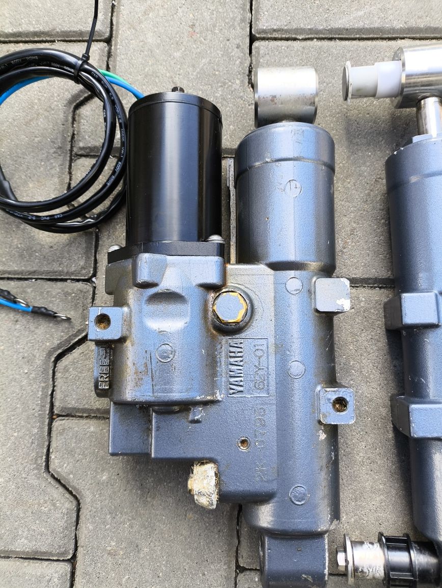 Silnik zaburtowy Yamaha Mercury silownik Power trym