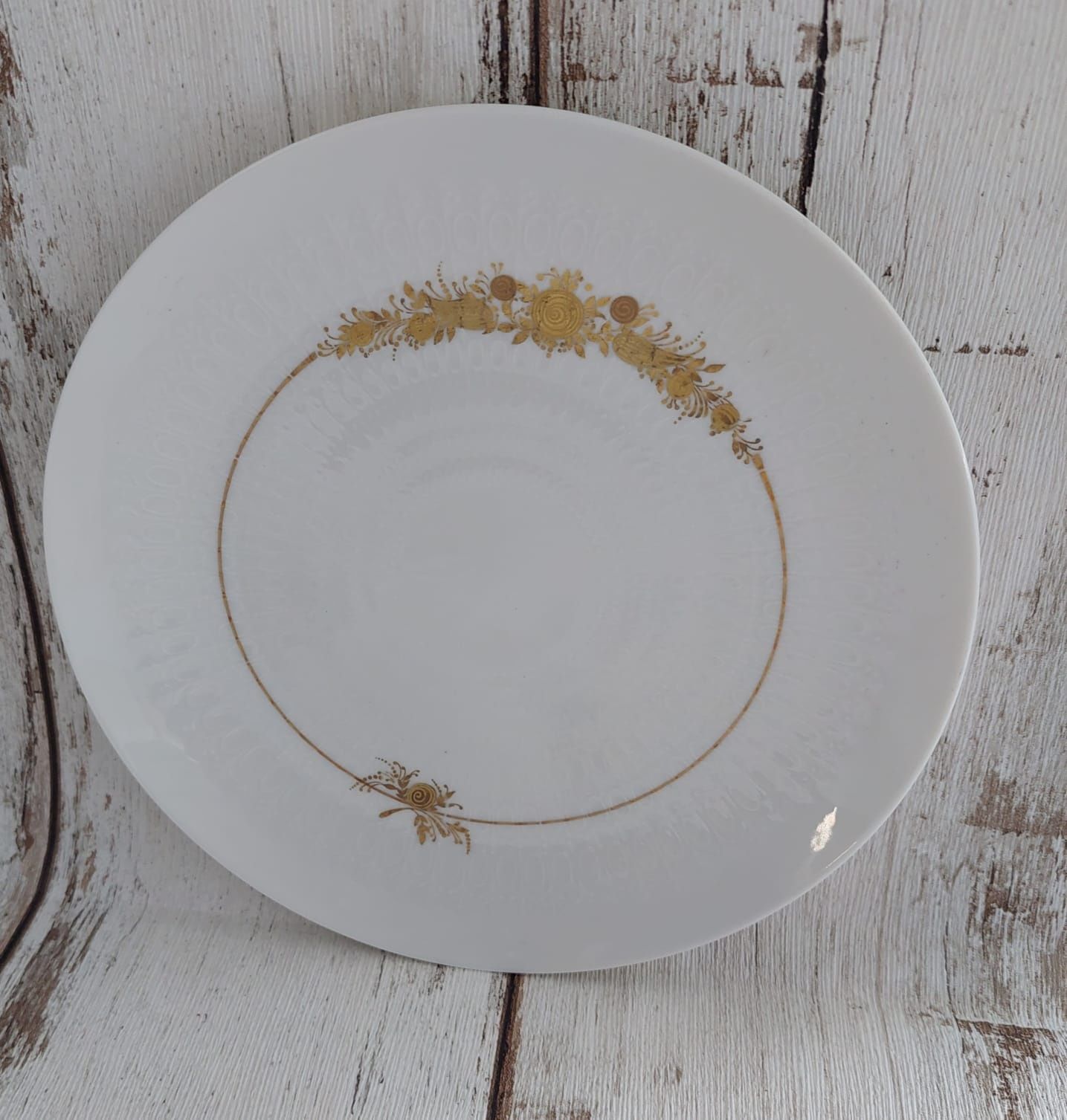 Rosenthal z serii romanze, talerz śniadaniowy. Biała porcelana zdobion