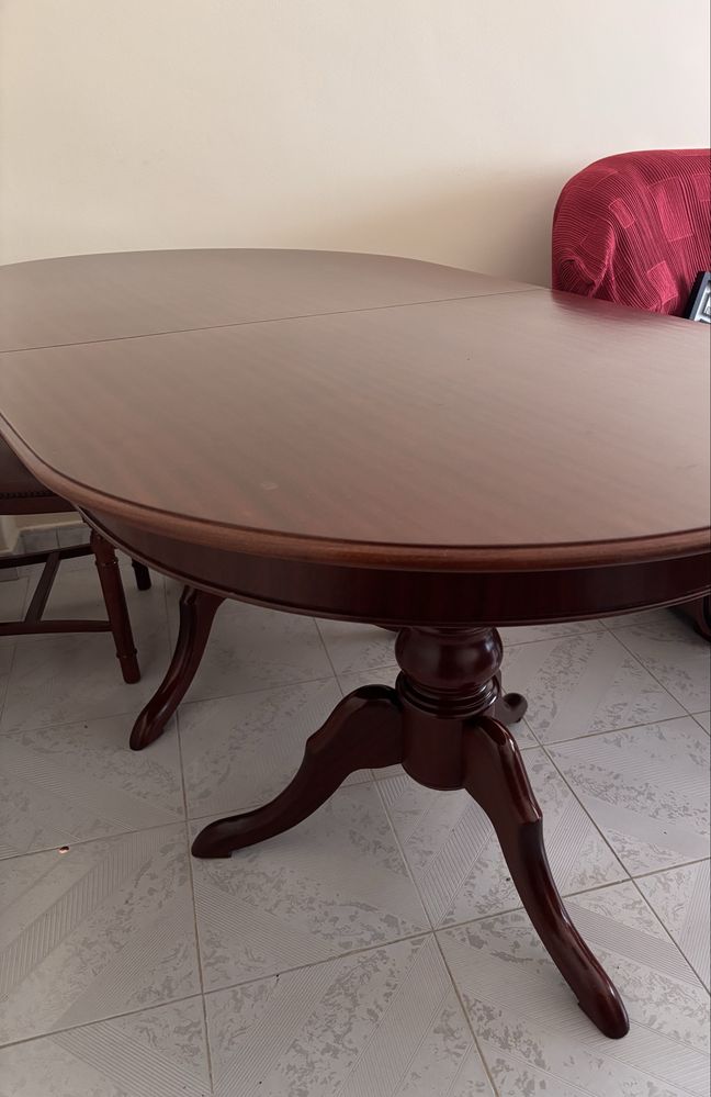 Mesa antiquada, com 6 cadeiras