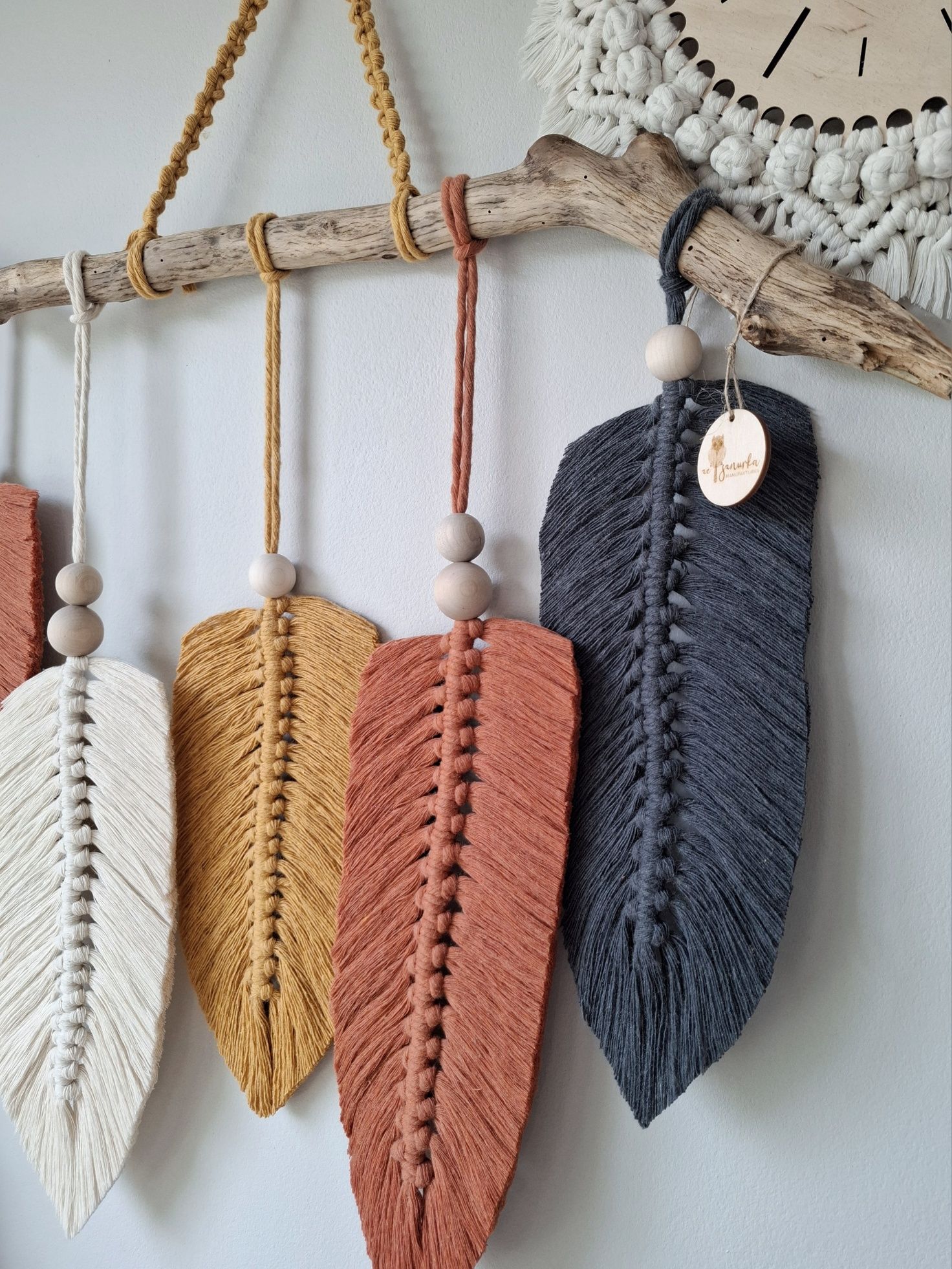 Makrama listki piórka na naturalnym kiju boho ozdoba salon na prezent