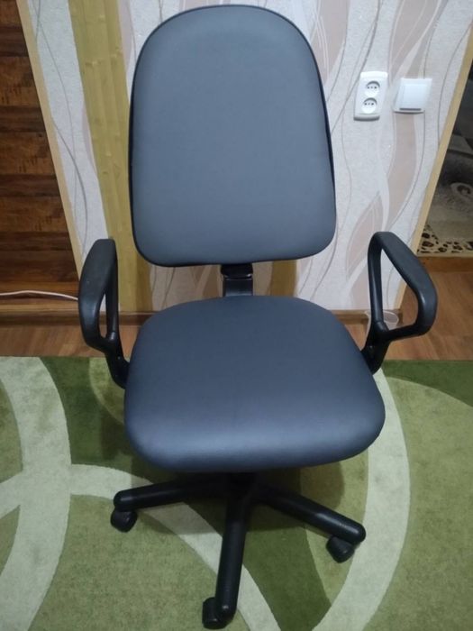 Стілець офісний на колесах