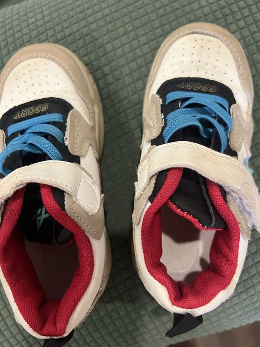 Tenis branco, verde, azul e vermelho. 29