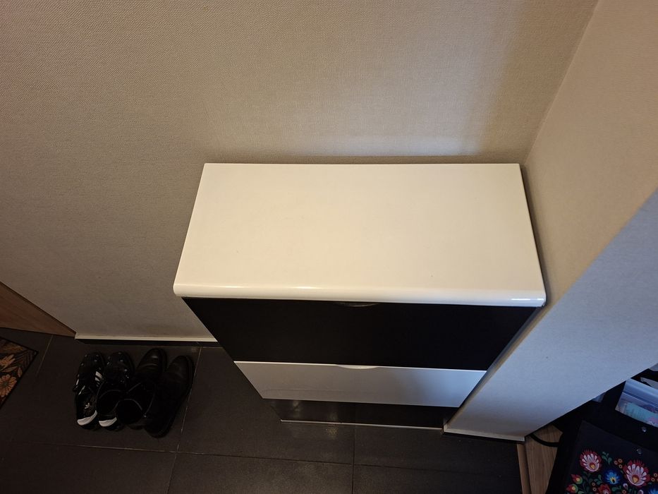 Czarno-biała szafka na buty