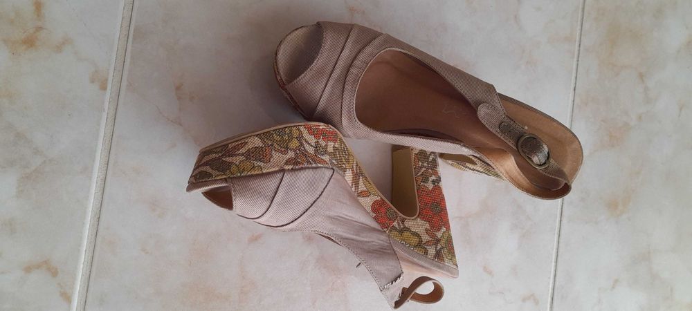 Sandália com tacão alto cor bege