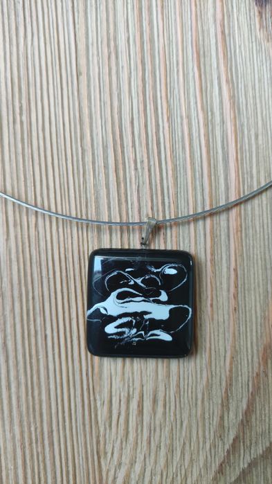 Naszyjnik ze szklaną zawieszką