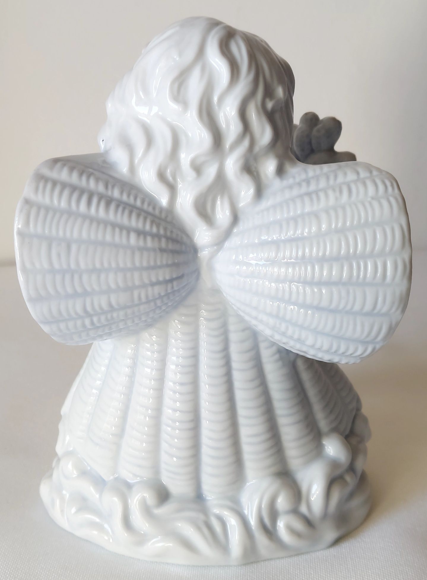 Aniołek z porcelany firmy EM Exclusive Collection, Niemcy