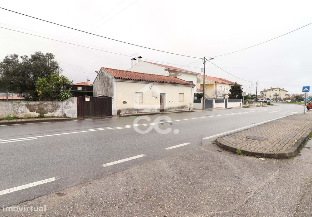 Moradia com terreno e armazém em Taveiro.