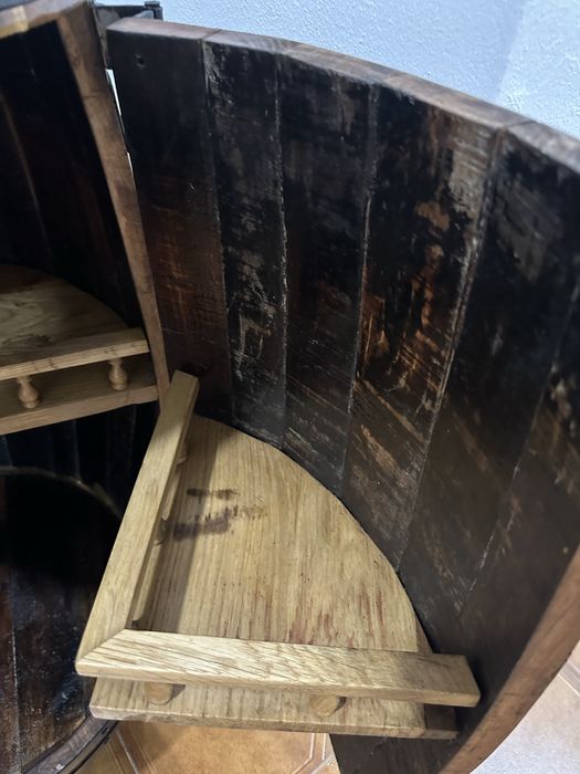 Barril em madeira com detalhes em ferro
