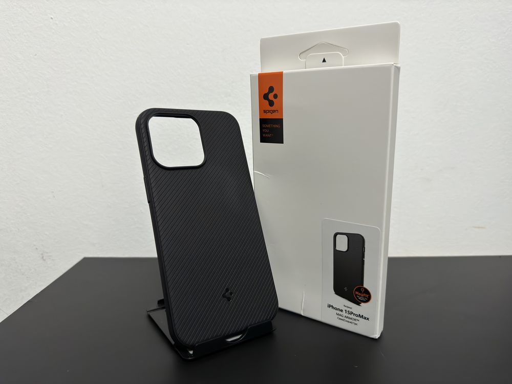 Capa Mag Armor Preta Spigen iPhone 15 Pro Max