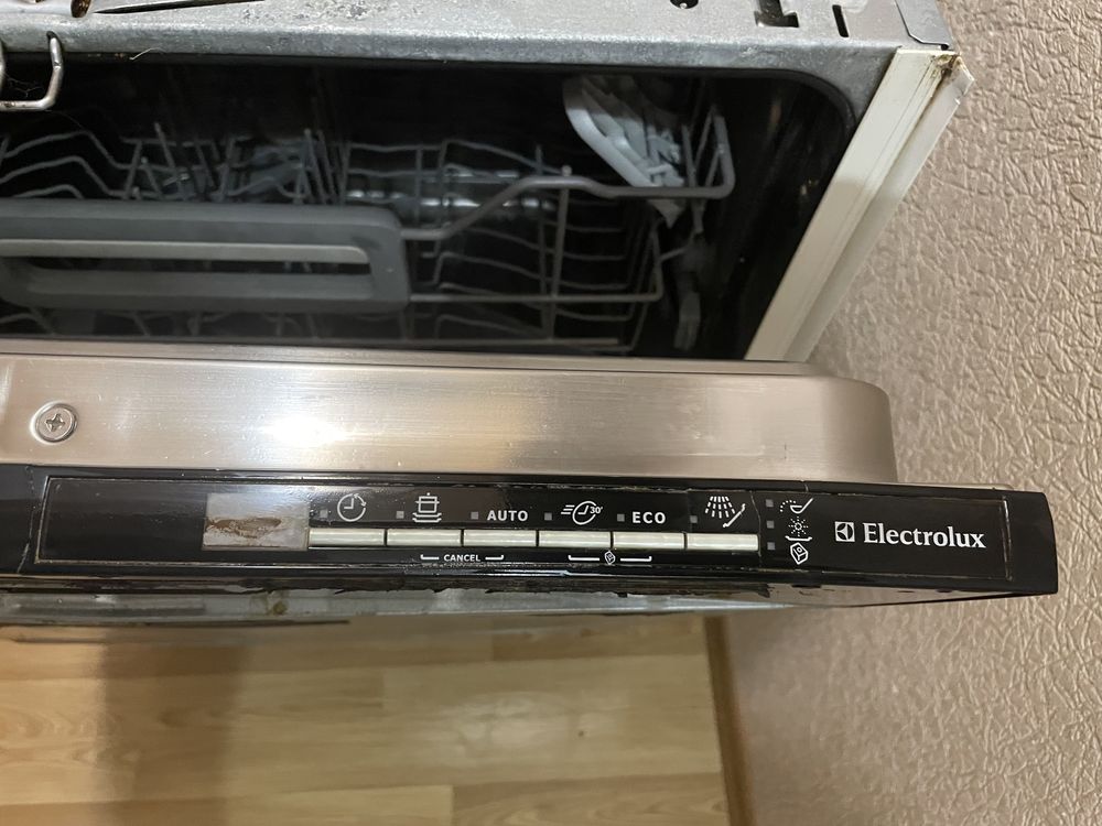 Вбудована посудомийна машина Electrolux ESL 66010