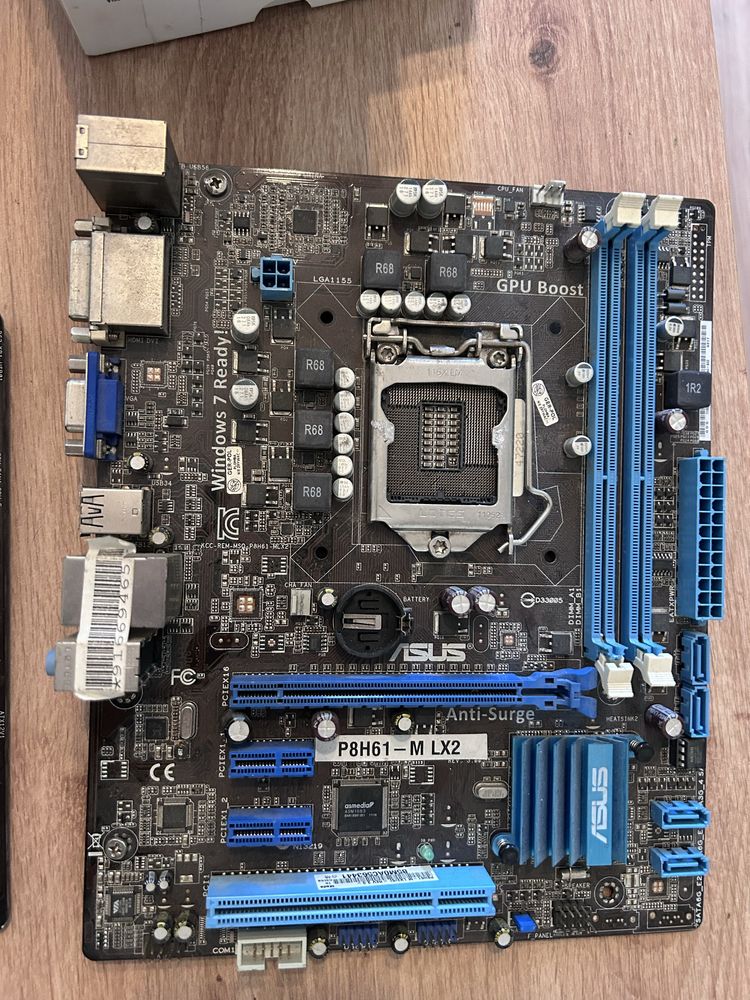 Zestaw na czesci - 3 ptyty gtówne (uszkodzone), 7x RAM DDR3, backplate
