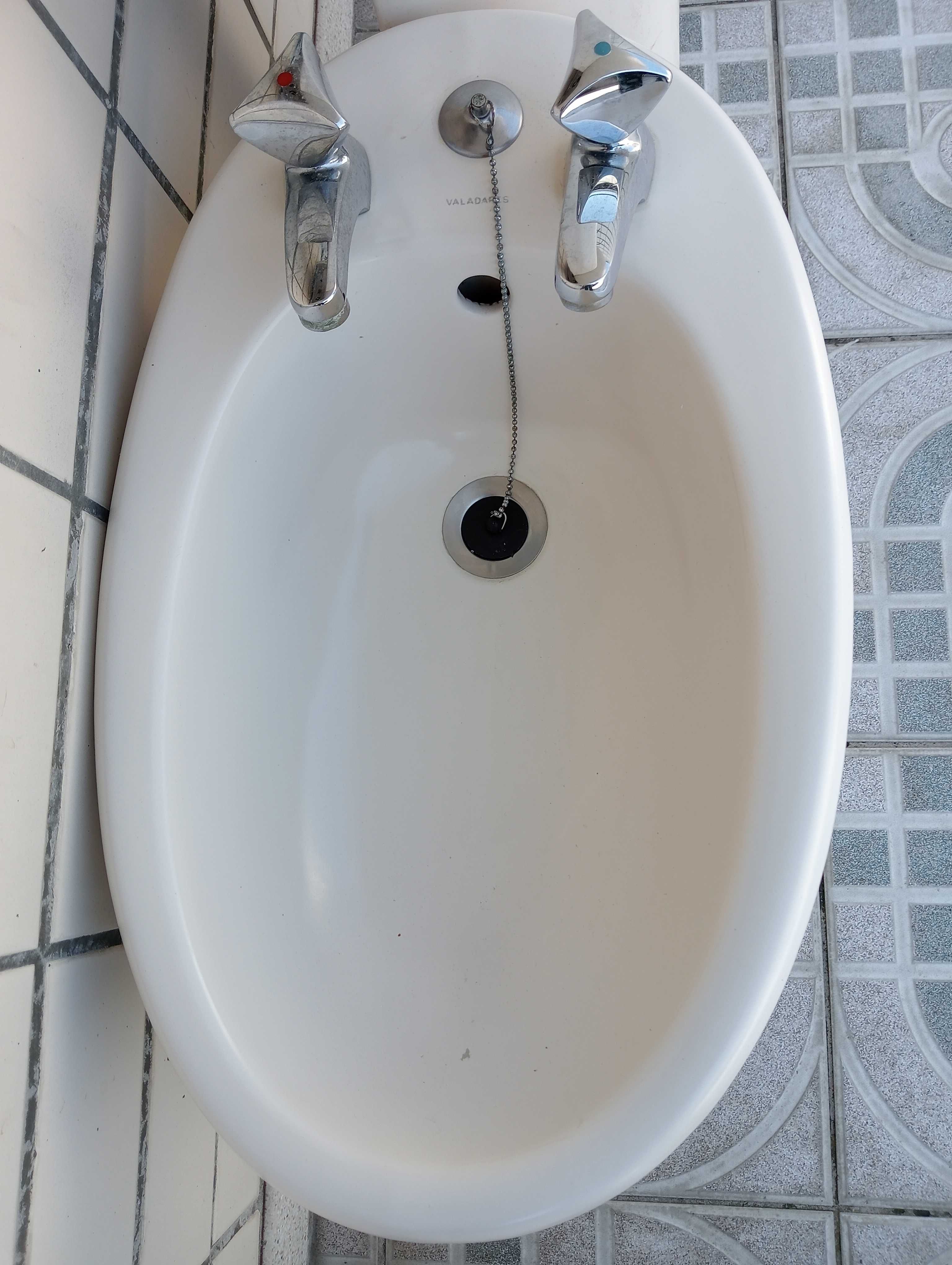 Louça sanitária Valadares em perfeito estado