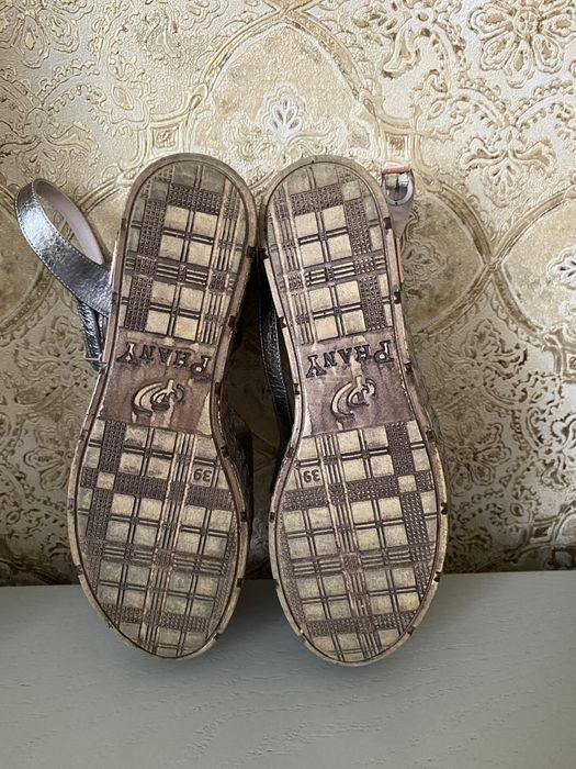 Босоніжки шкіряні