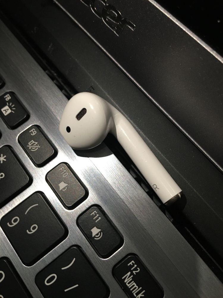 Продум один навушник оригінал Airpods 2 праве r все працює