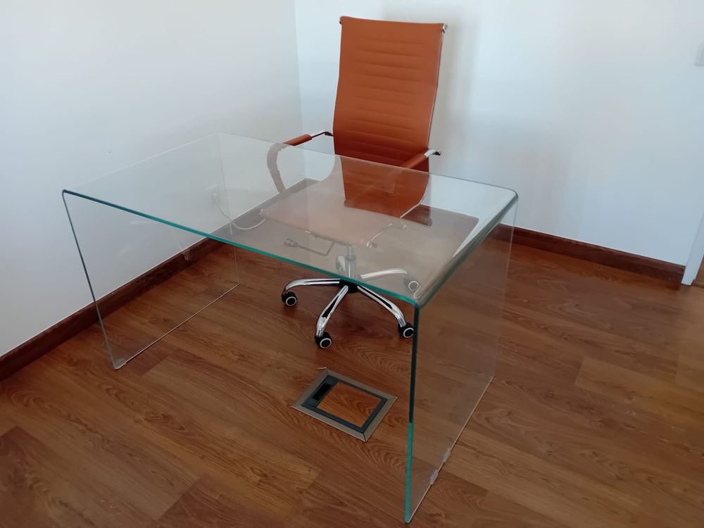 secretaria em vidro com cadeira