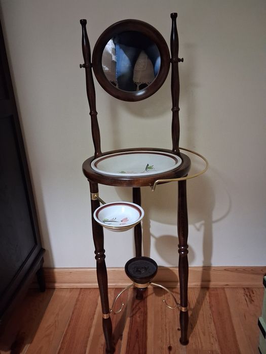 Lavatório antigo em madeira