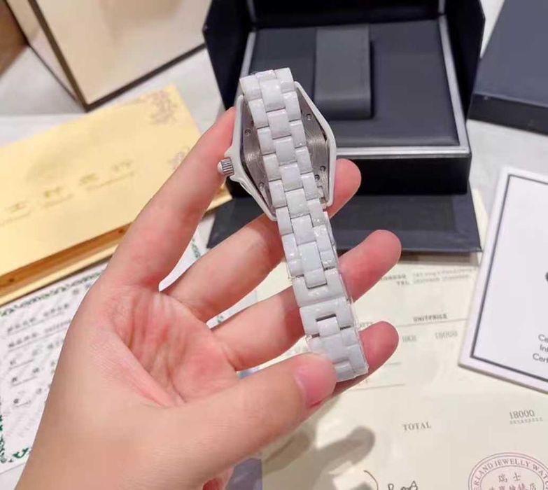 Biały zegarek damski Chanel