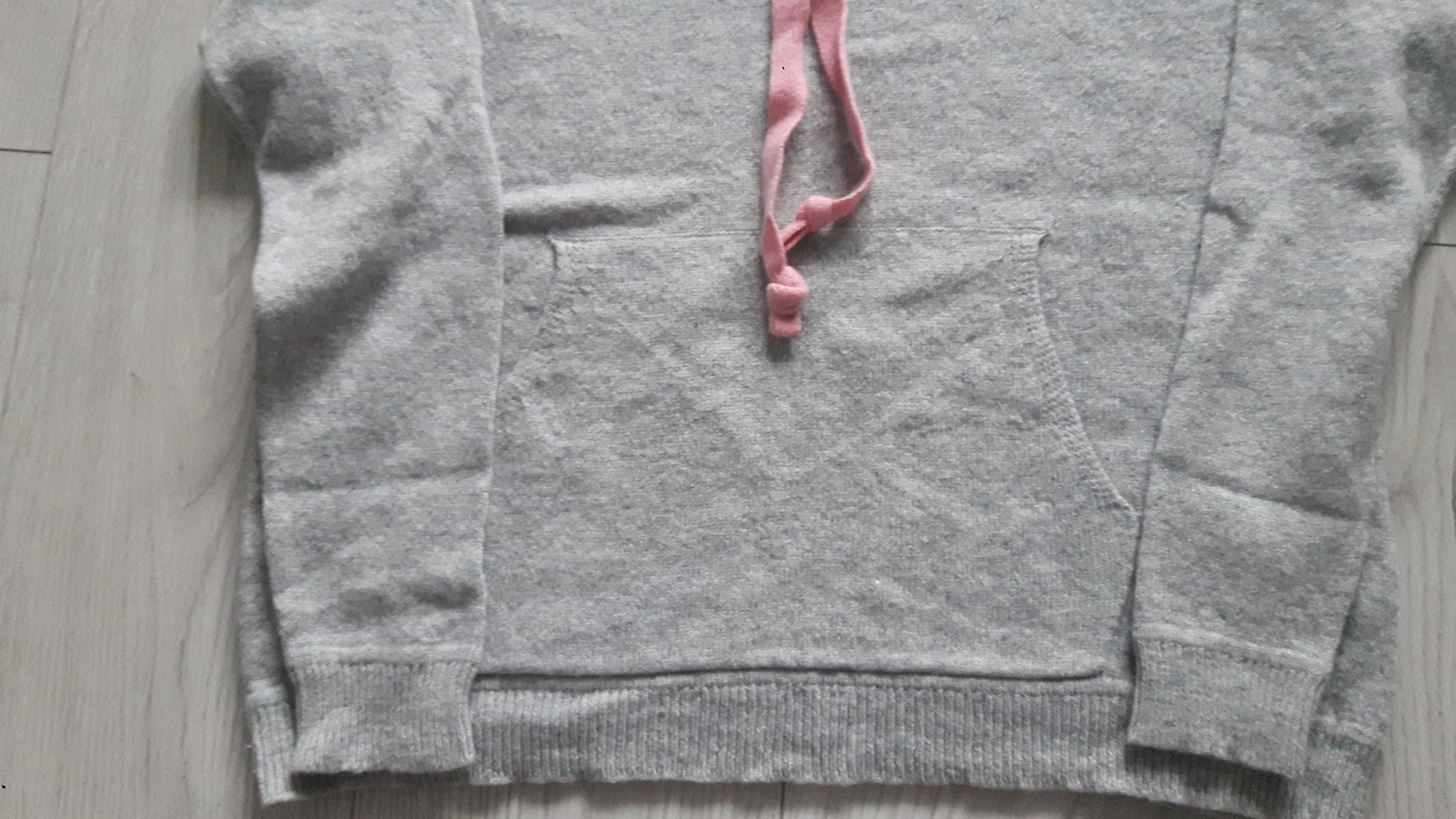 Sweter jak nowy jasnoszary z różowymi dodatkami z kapocą