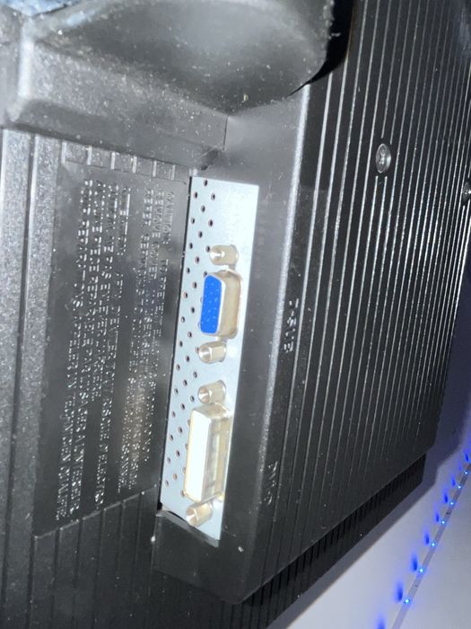 Monitor Lg , apenas com pe de apoio partido .