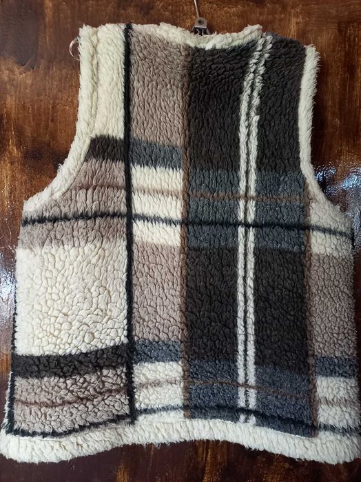 Продаются теплые жилетки из овчины