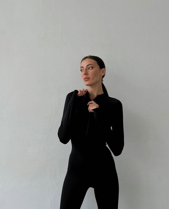 Чорний комбінезон по фігурі