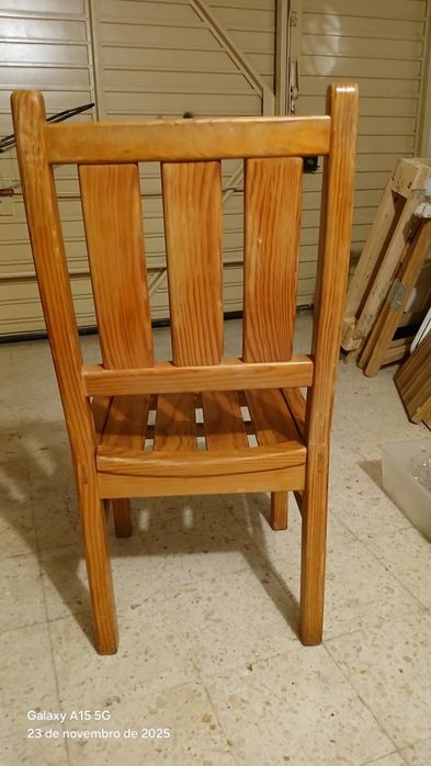 Vendo cadeira em madeira de Pinho