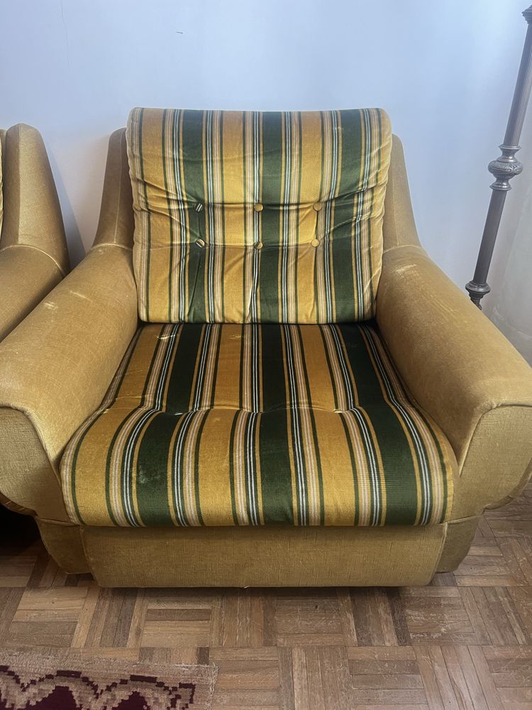 Sofá de tres lugares com duas poltronas