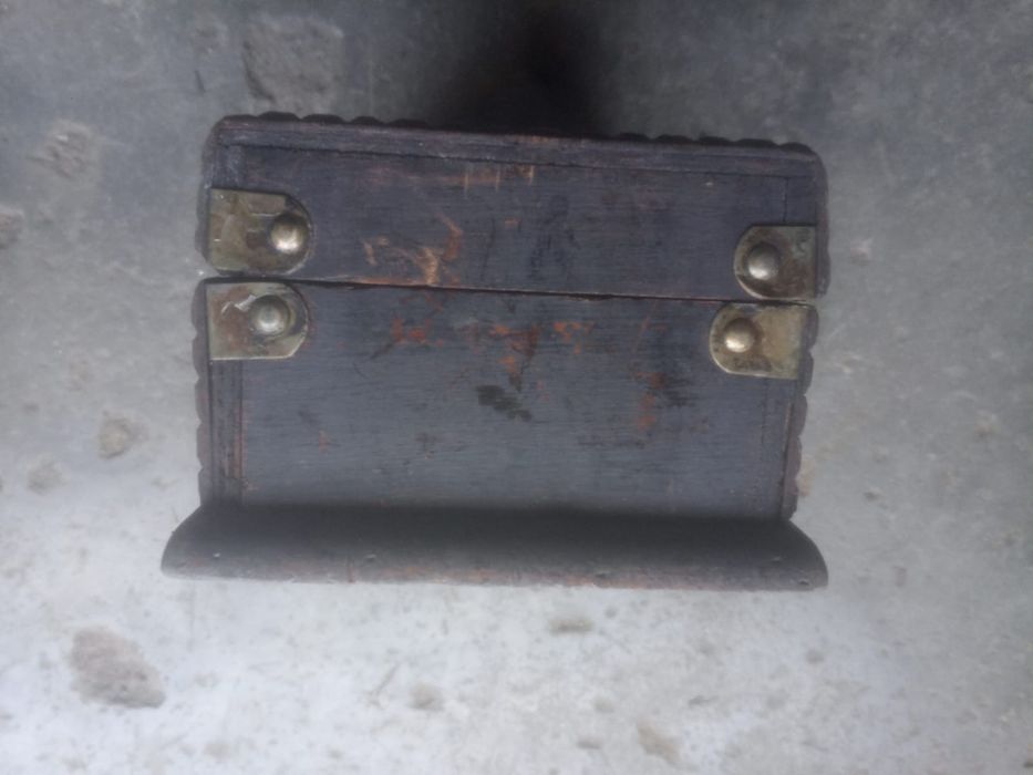 Baú antigo de madeira