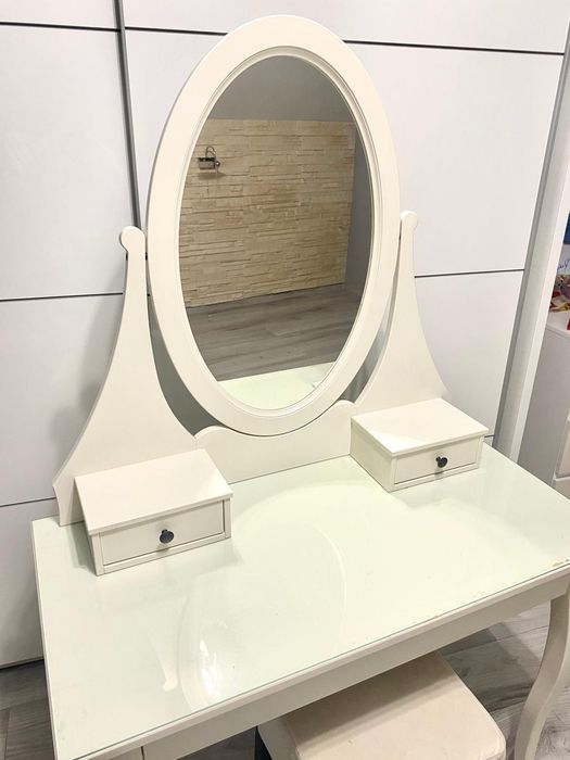 Toaletka  HEMNES z lustrem i pufą