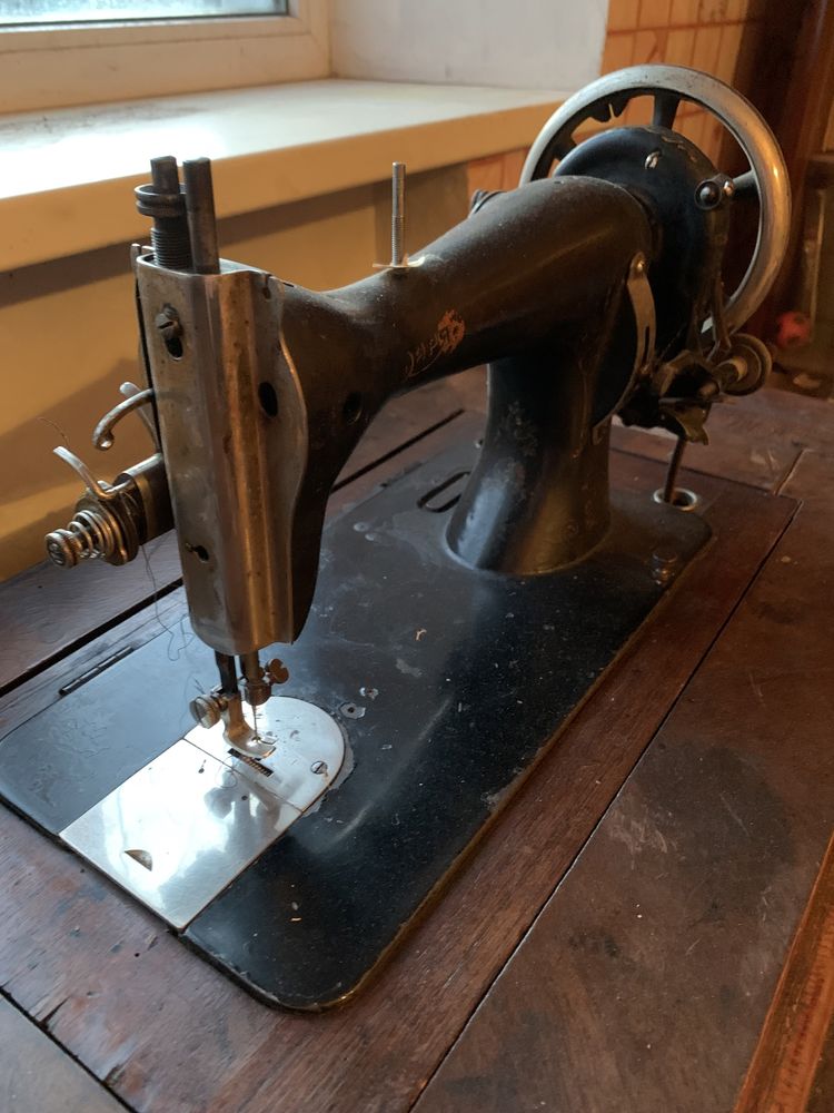 Швейна швейная машина заря винтаж антиквариат старина