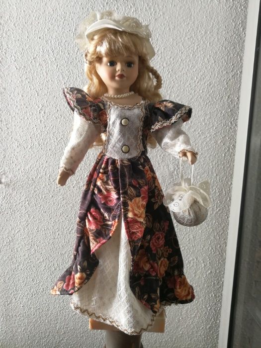 Boneca em porcelana com suporte