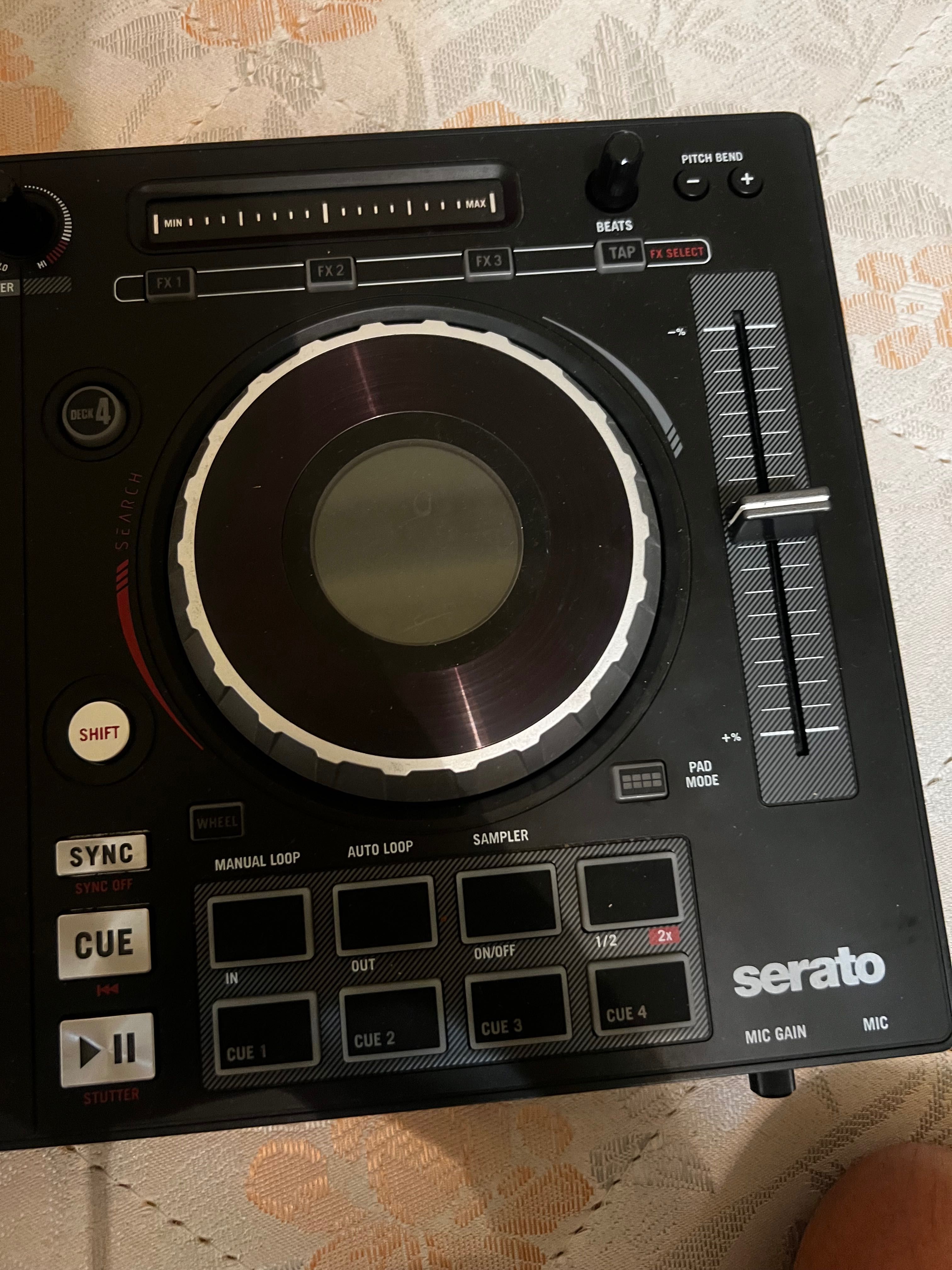 Controladora DJ Numark MixTrack