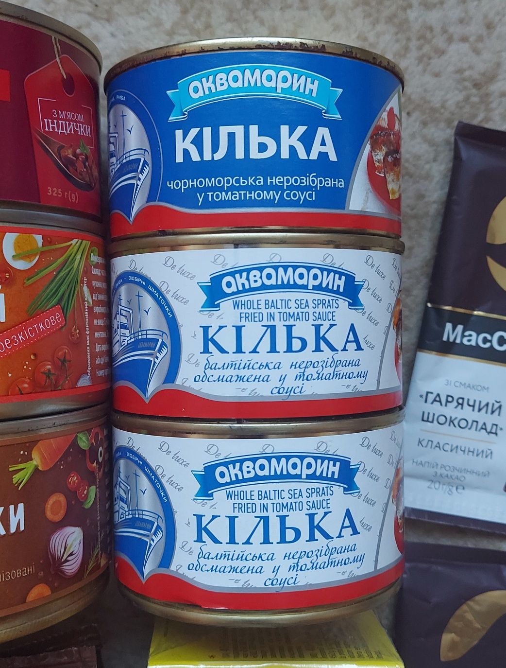 Набір продуктів. Консерви. Чай. Олія. Горячий шоколад у подарунок.